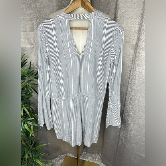 NWT Jessica Simpson Cambrea Striped Print V-Neck Romper in Gray & White Sz S - Picture 8 of 13